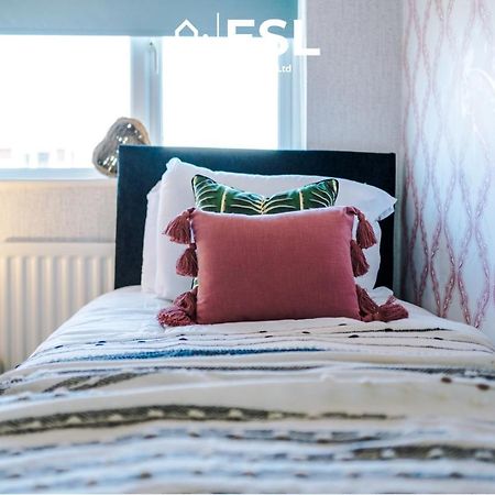 3 Bedroom House With Garden And Driveway Parking - Less Than 10 Mins From Chester City Centre 외부 사진