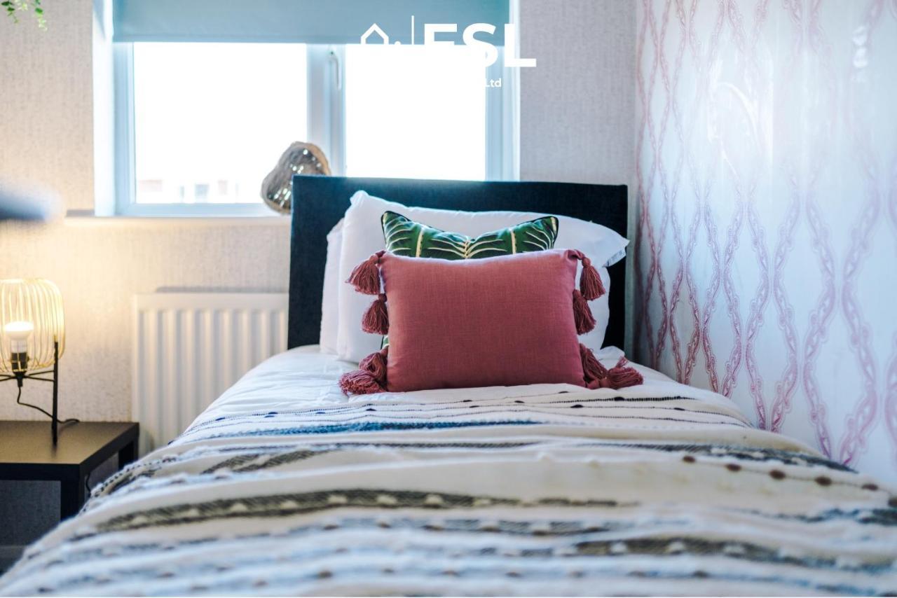 3 Bedroom House With Garden And Driveway Parking - Less Than 10 Mins From Chester City Centre 외부 사진